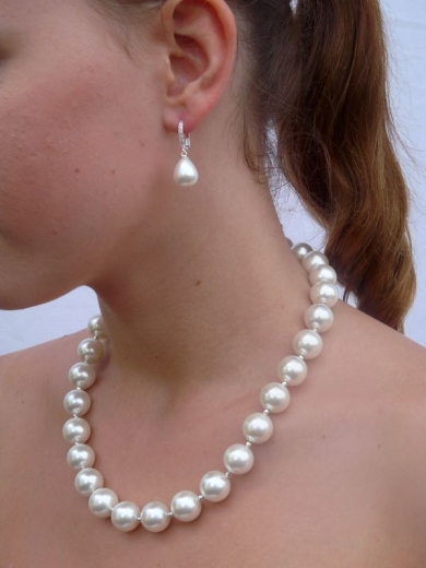 großer Schneeball - Perlenkette aus Muschelkernperlen